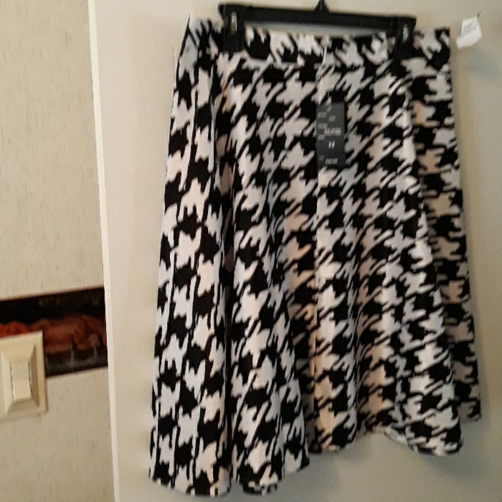 NWT Host Pick  Robert Louis  black and white skirt - Picture 3 of 3
